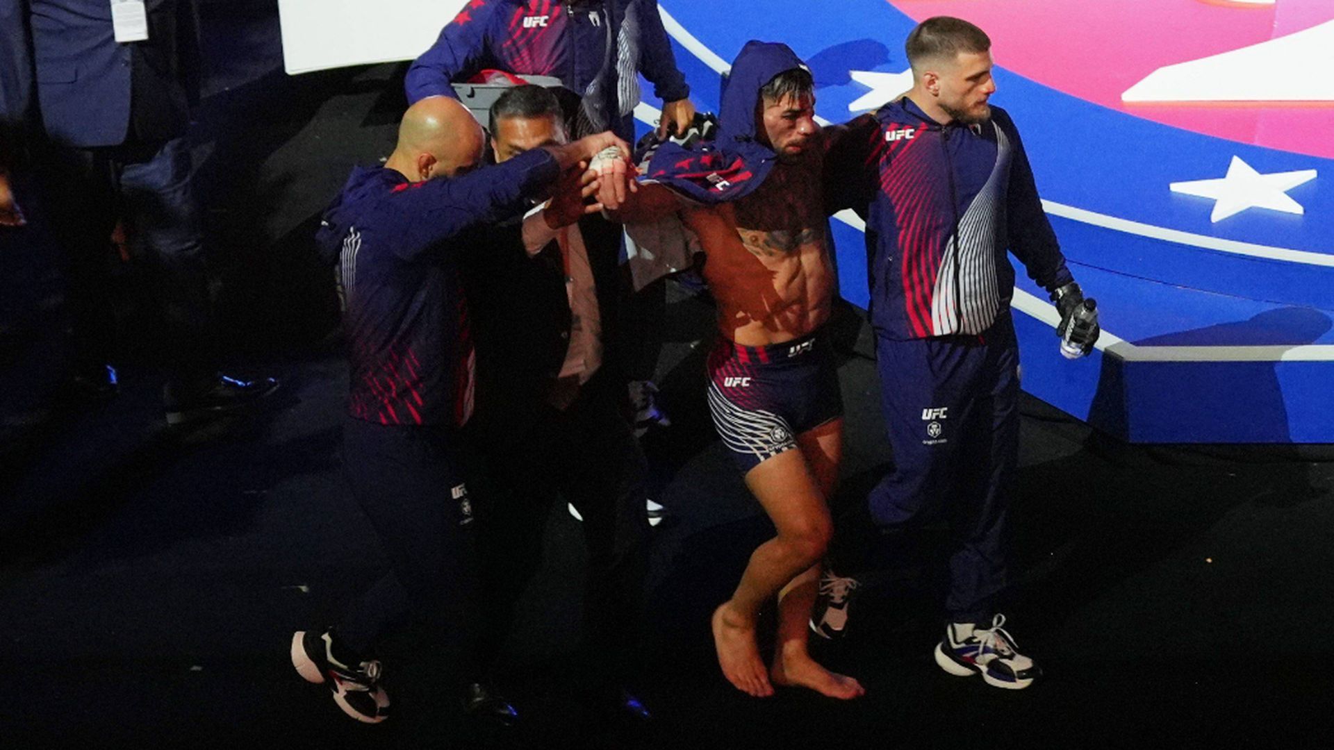 Ilia Topuria abandona el combate magullado Ilia Topuria abandona el combate magullado