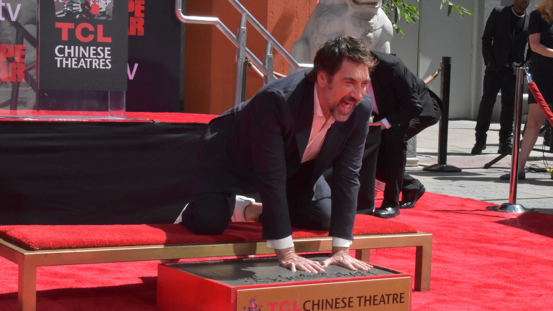 Javier Bardem dejando sus huellas en el histórico Teatro Chino de Hollywood