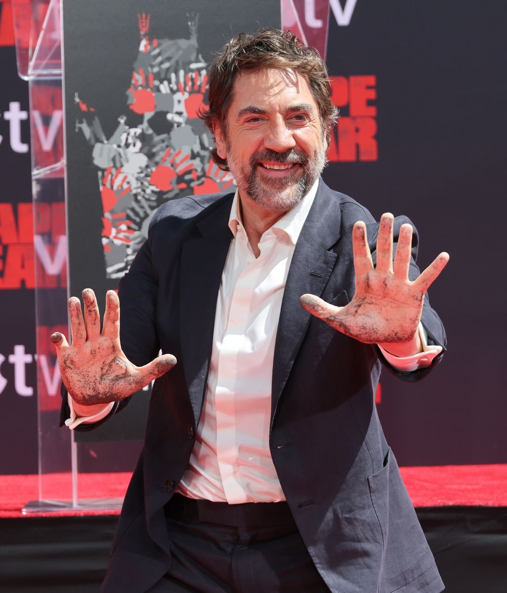 Javier Bardem dejando sus huellas en el histórico Teatro Chino de Hollywood