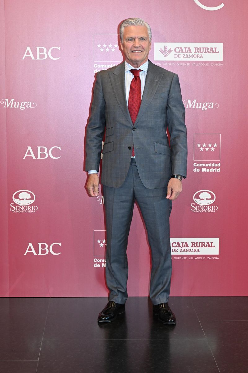 Juan Antonio Ruiz 'Espartaco' posa en el photocall durante la entrega del XVII premio taurino de ABC