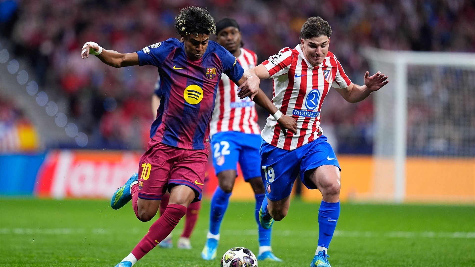 Julián Álvarez Lamine Yamal durante un Atlético de Madrid - FC Barcelona