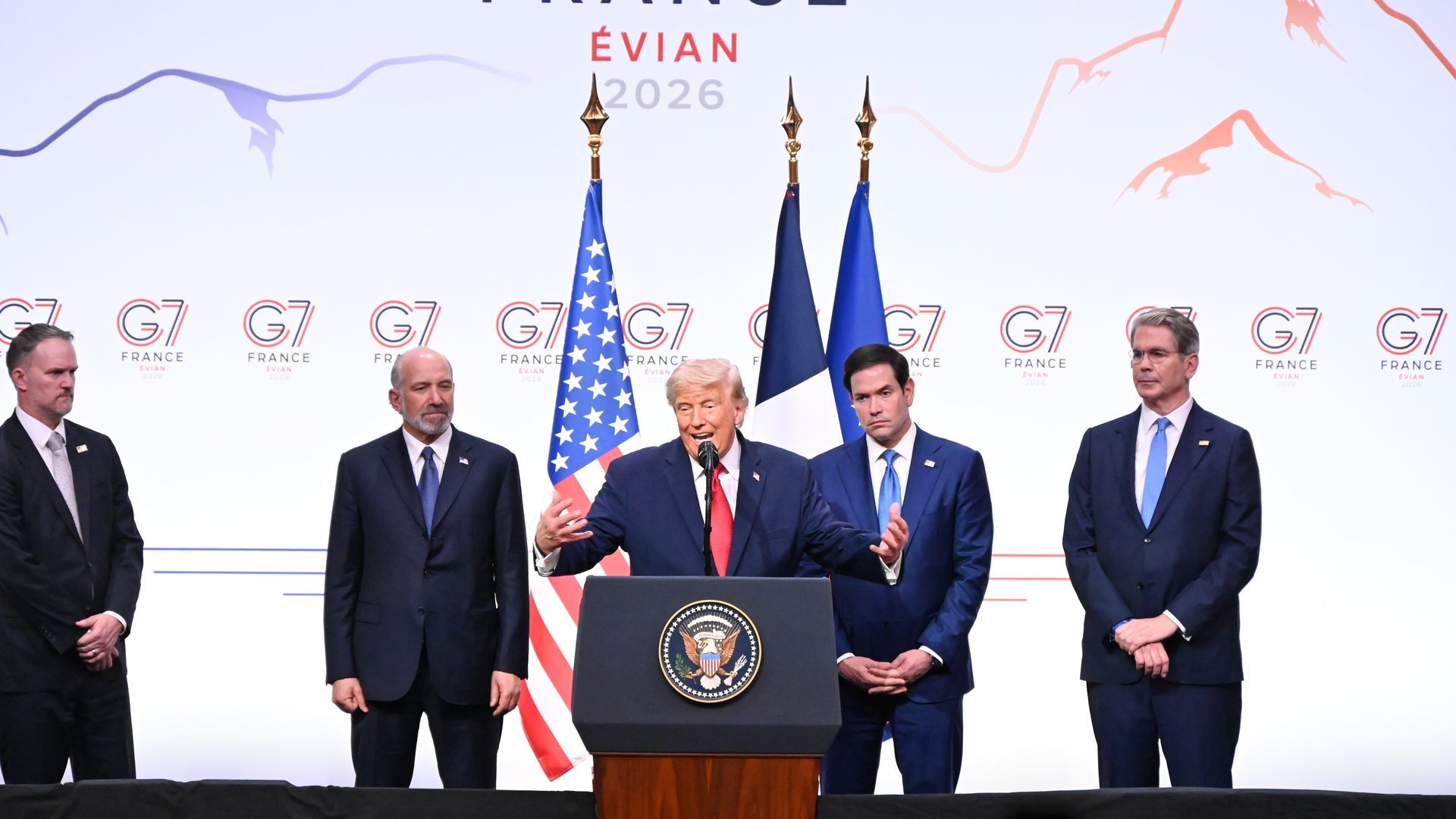 La broma de Donald Trump al entrar en la habitación donde se realizó la cumbre del G7: "Soy el jefe" La broma de Donald Trump al entrar en la habitación donde se realizó la cumbre del G7: "Soy el jefe"
