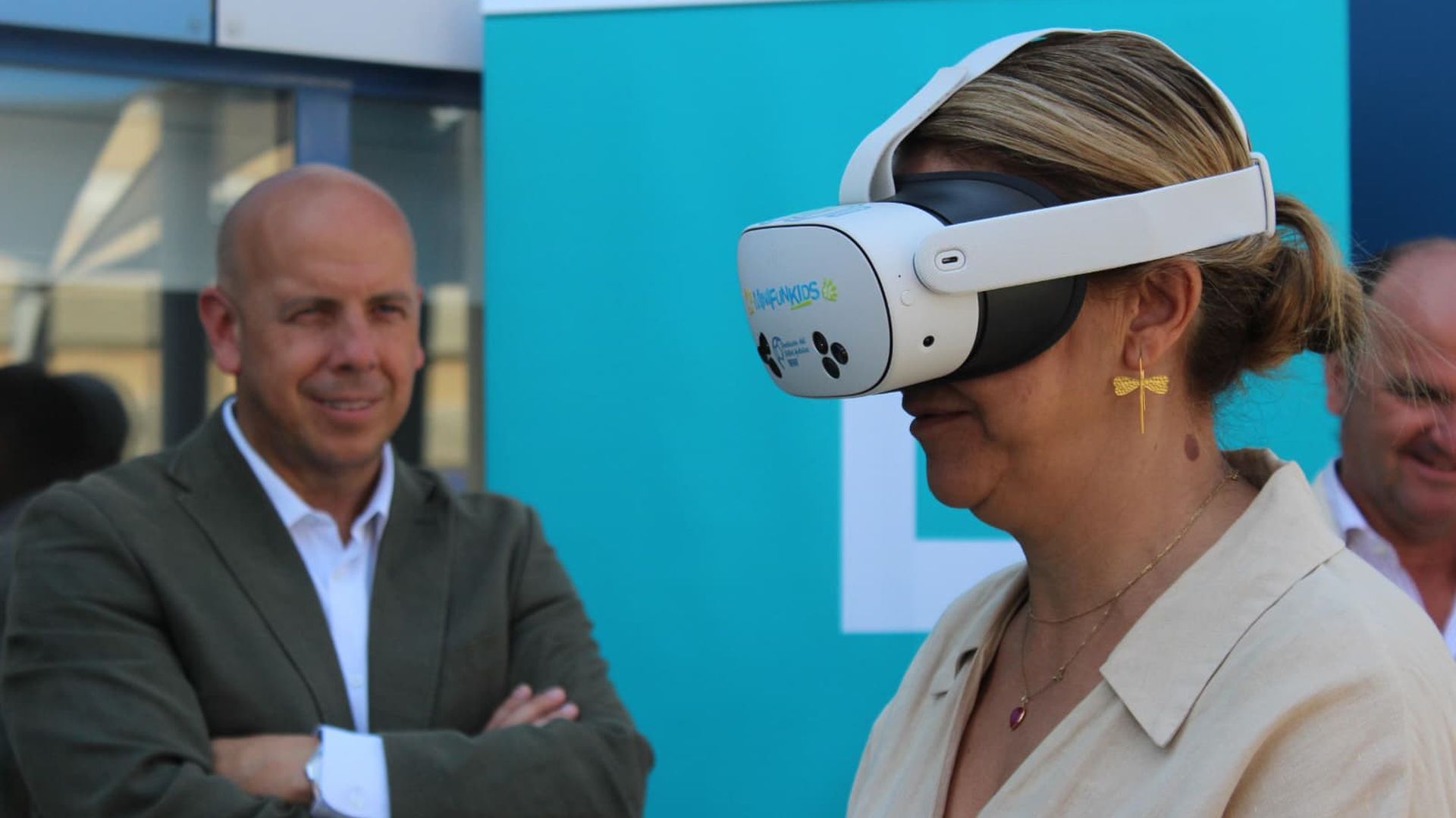 La delegada de Salud y Consumo de la Junta en Sevilla, Silvia Pozo, prueba las gafas en presencia del presidente de la RFAF.