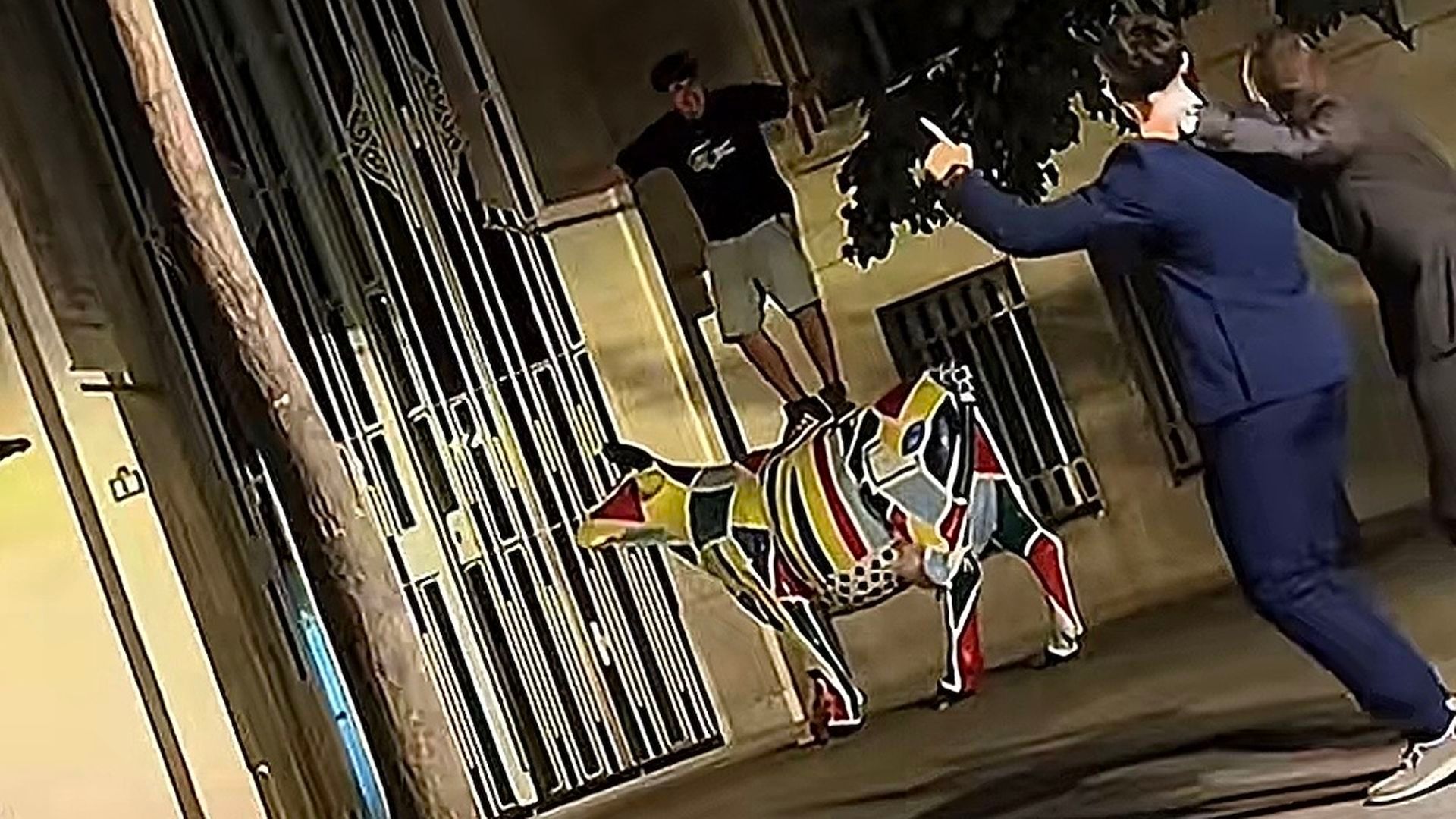 Las imágenes de varios jóvenes subiéndose a la escultura de la vaca Popi en Ourense han provocado una oleada de críticas Las imágenes de varios jóvenes subiéndose a la escultura de la vaca Popi en Ourense han provocado una oleada de críticas