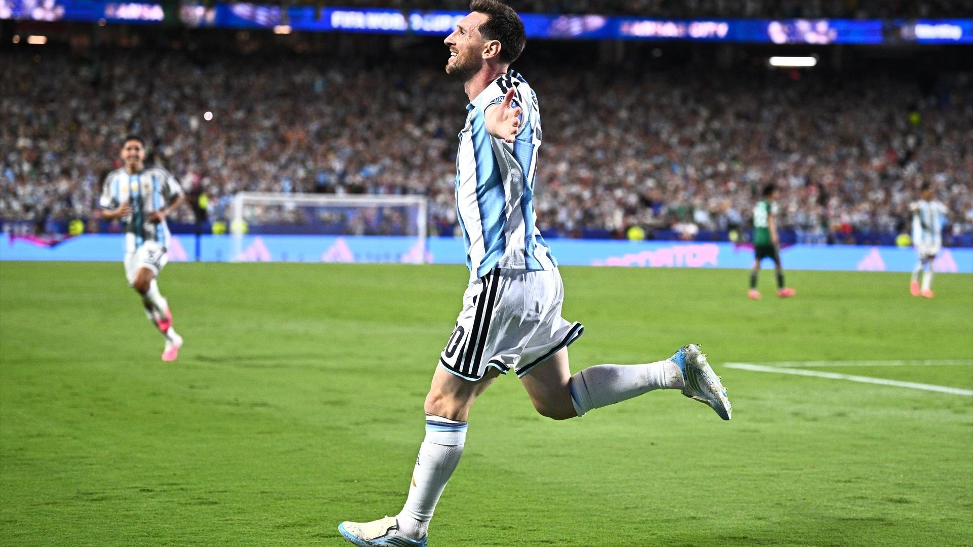 Leo Messi celebra uno de sus goles ante Argelia