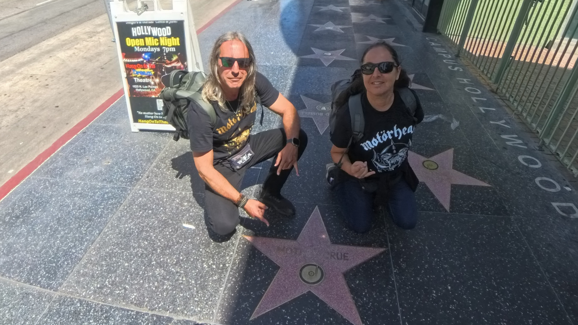 Los Viajeros Metaleros posan con la estrella de Motley Crue del paseo de la fama