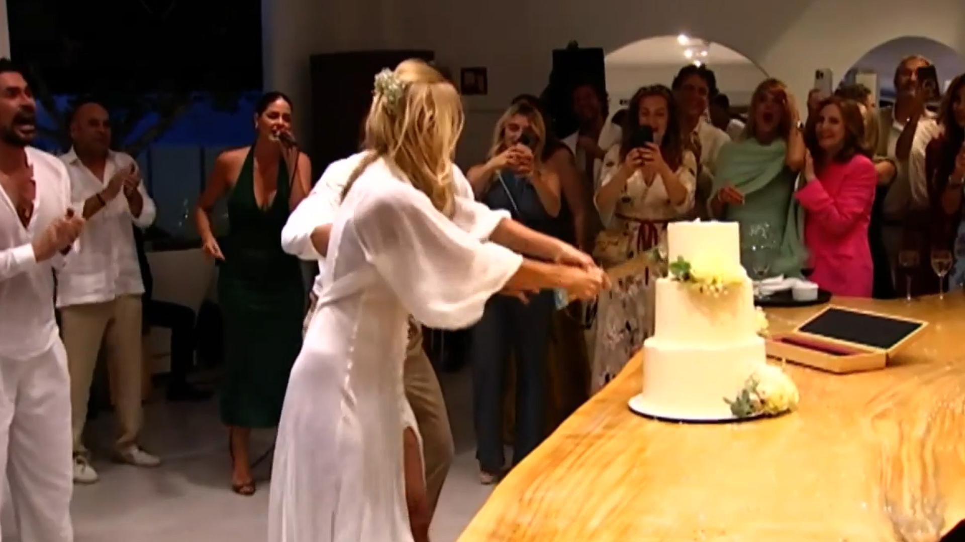Makoke, cortando la tarta nupcial a machetazos