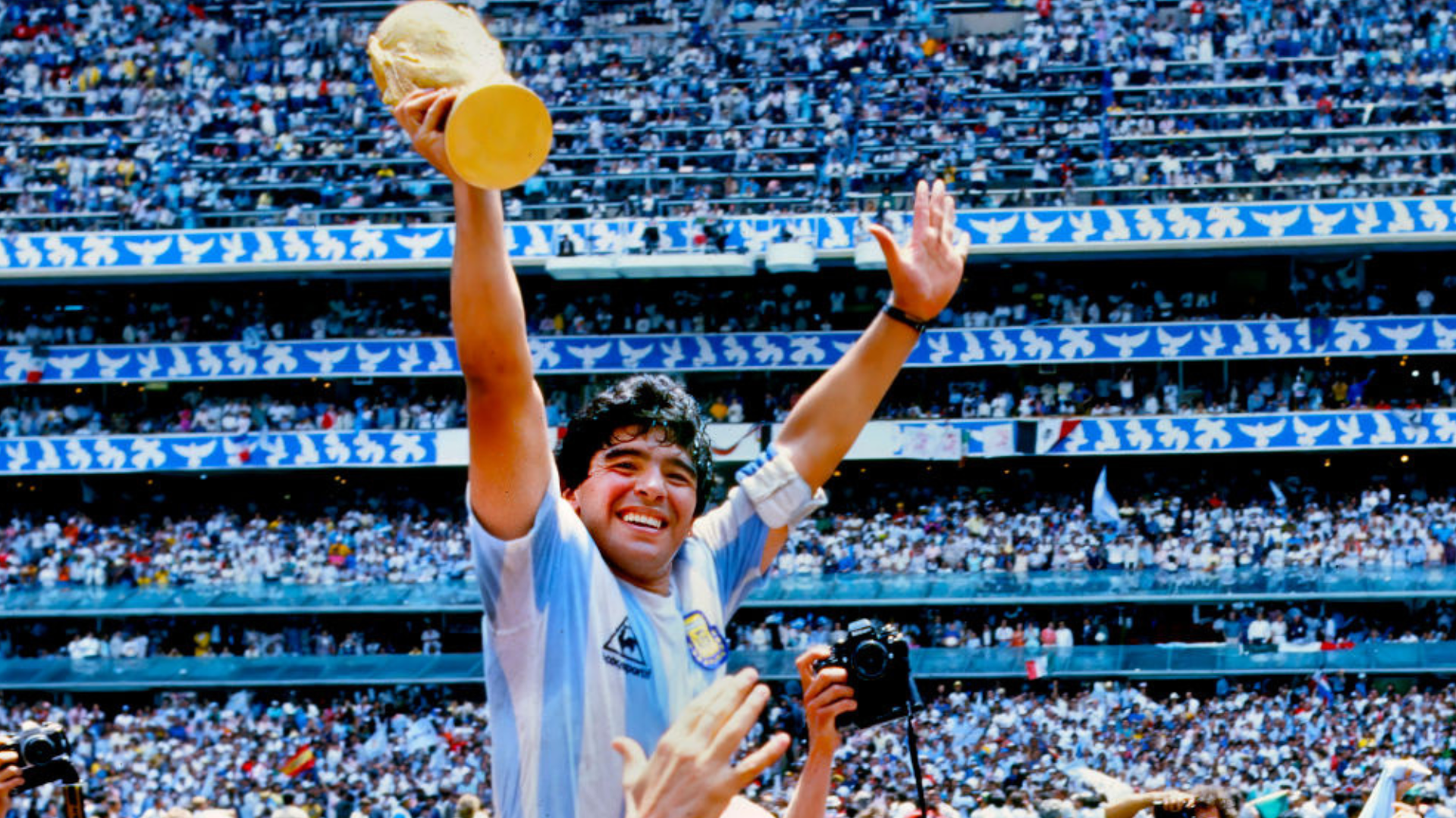 Maradona, con la Copa del Mundo en sus manos tras conquistarla en el Mundial de México 86 Maradona, con la Copa del Mundo en sus manos tras conquistarla en el Mundial de México 86