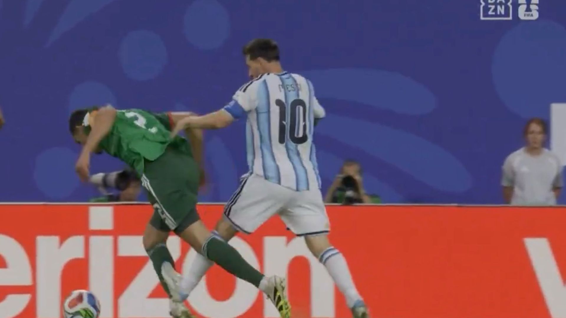 Momento en el que Leo Messi pisa a Mandi en el gemelo durante el Argentina-Argelia Momento en el que Leo Messi pisa a Mandi en el gemelo durante el Argentina-Argelia