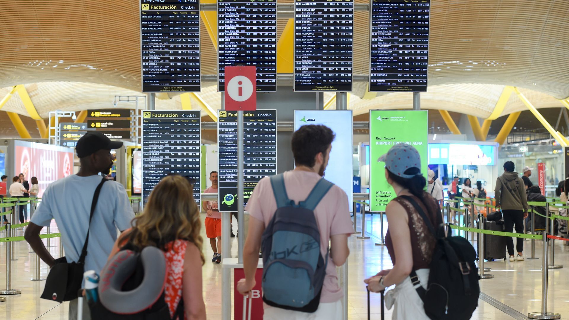 Pasajeros esperando en la Terminal 4 de Barajas, en una foto de archivo