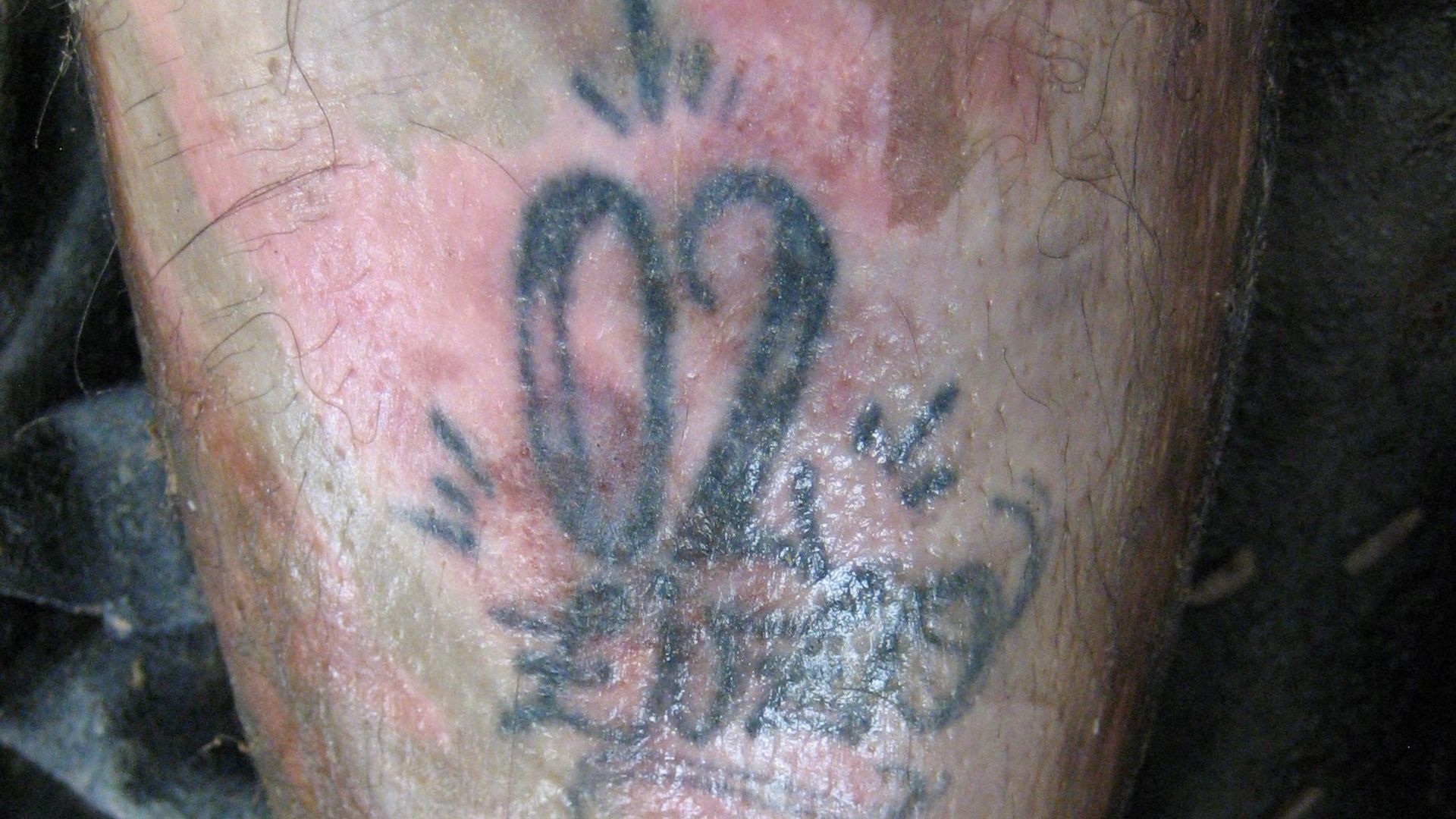 Tatuaje que llevaba en la pierna el fallecido Tatuaje que llevaba en la pierna el fallecido
