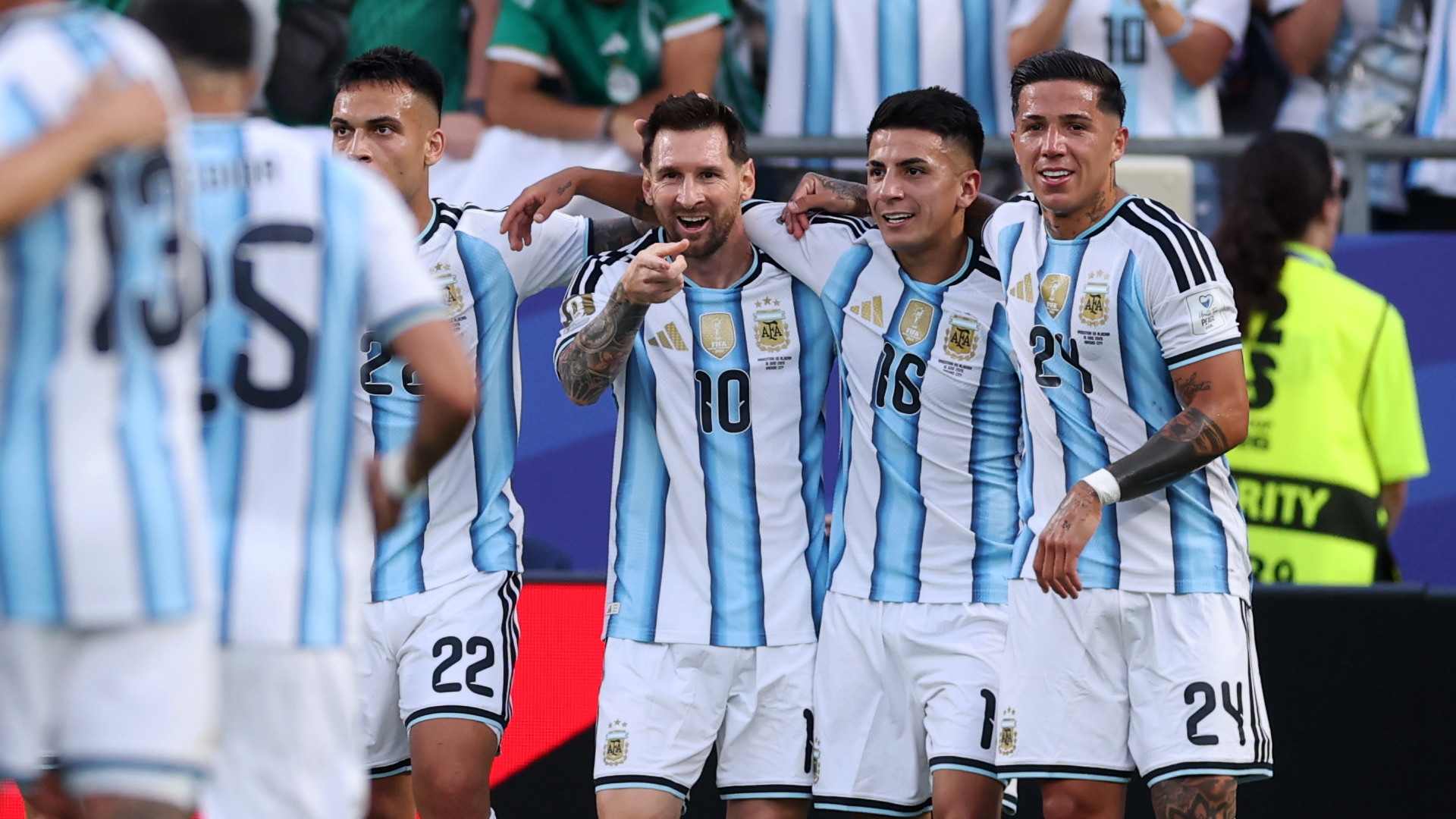 Thiago Almada celebra el 1-0 de Argentina anotado por Messi