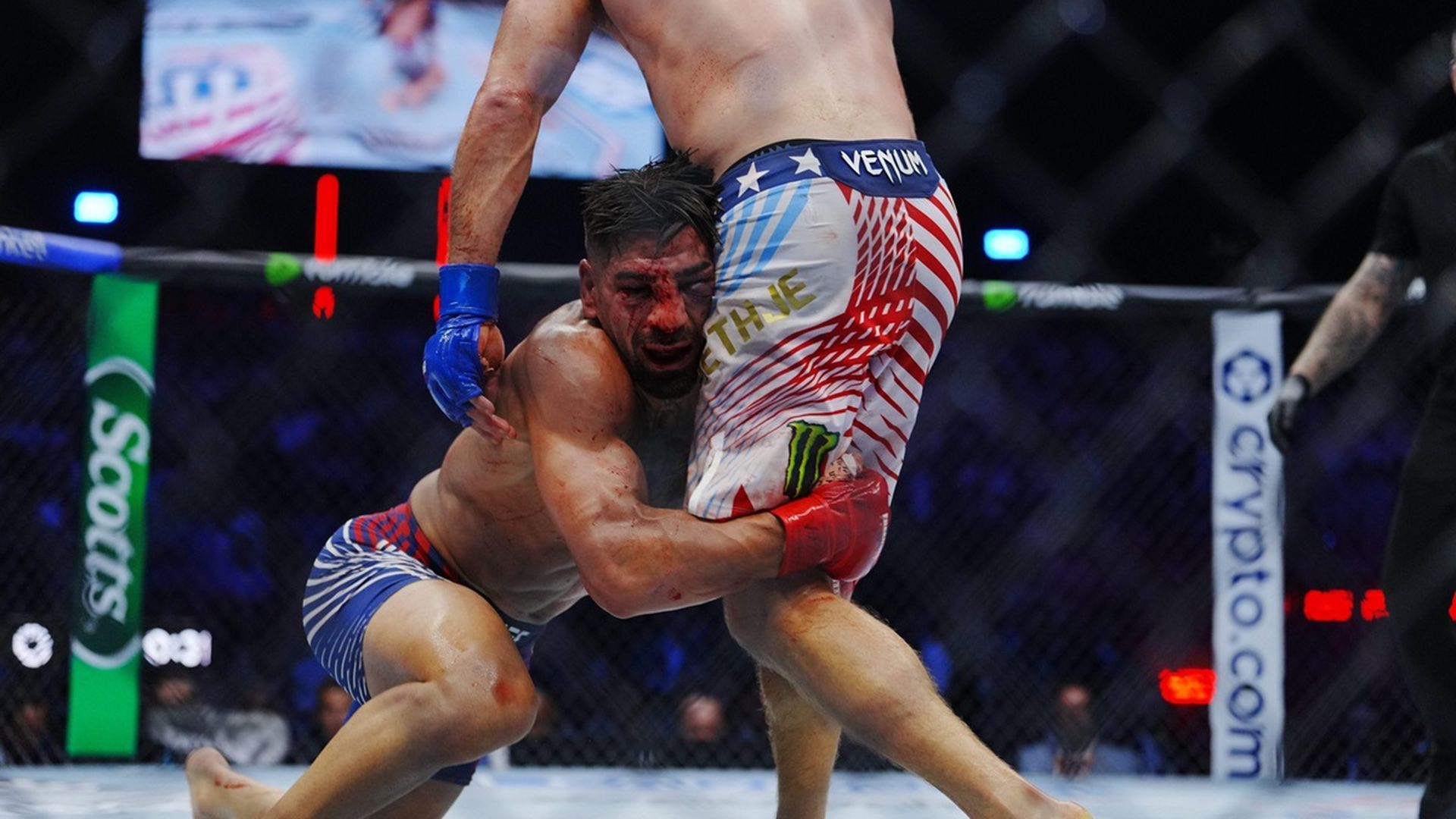 Topuria en el combate frente a Justin Gaethje en la Casa Blanca Topuria en el combate frente a Justin Gaethje en la Casa Blanca