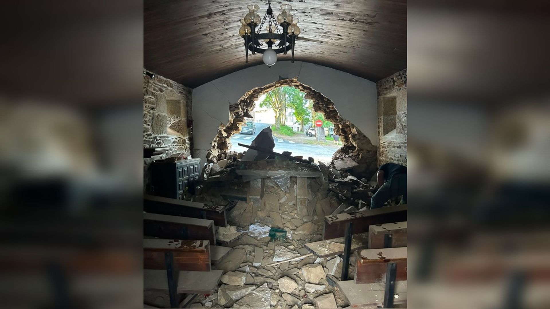 Un enorme boquete causado por el impacto del tractor dejó la capilla a la vista y destrozó toda la parte del altar Un enorme boquete causado por el impacto del tractor dejó la capilla a la vista y destrozó toda la parte del altar