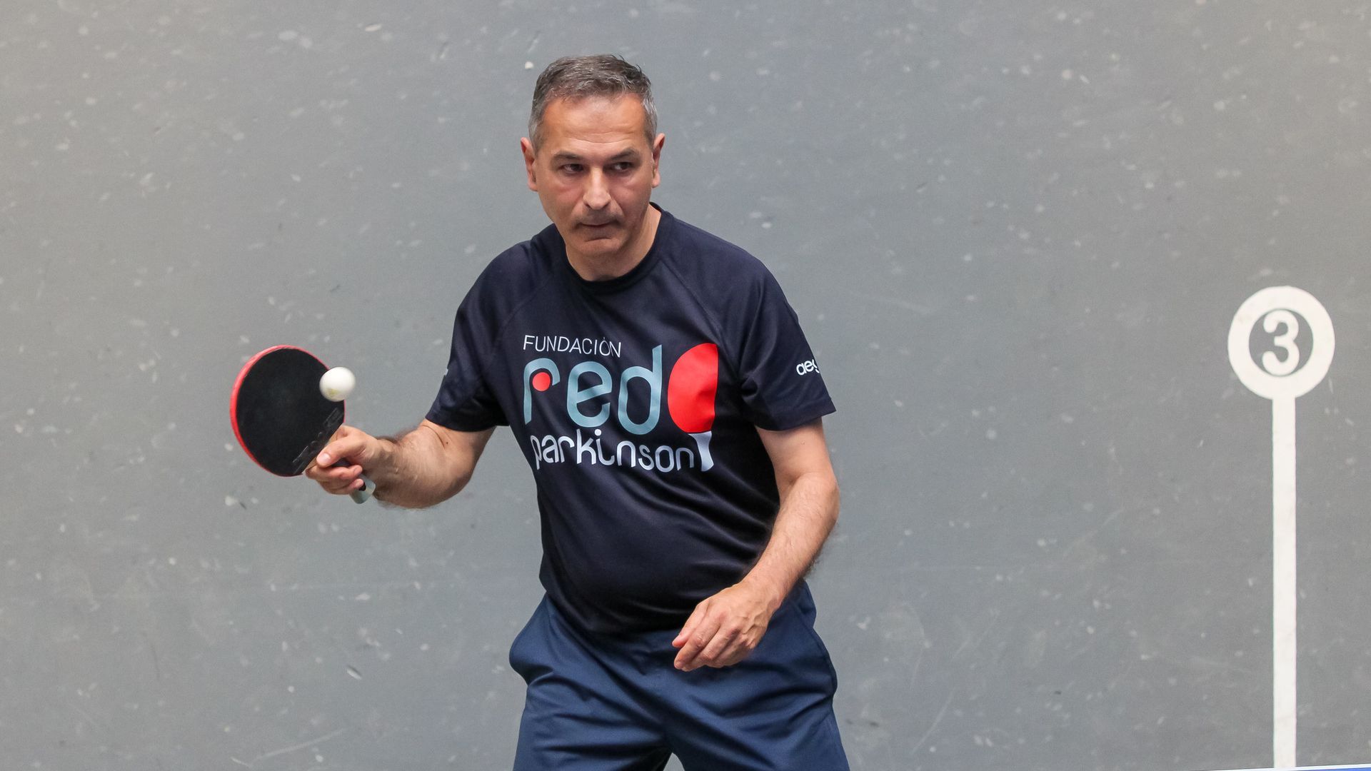 Un jugador de Red Parkinson golpea la bola