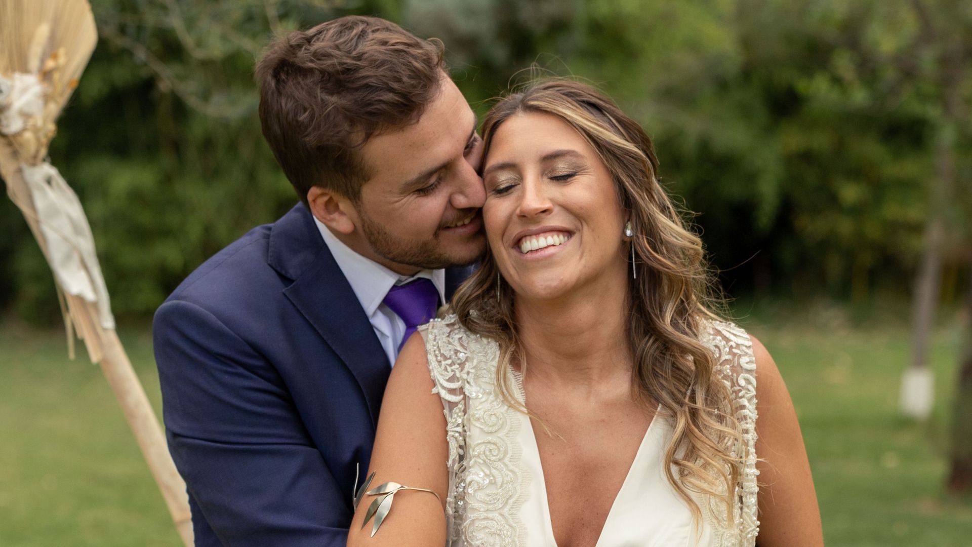 Una pareja de novios casándose Una pareja de novios casándose