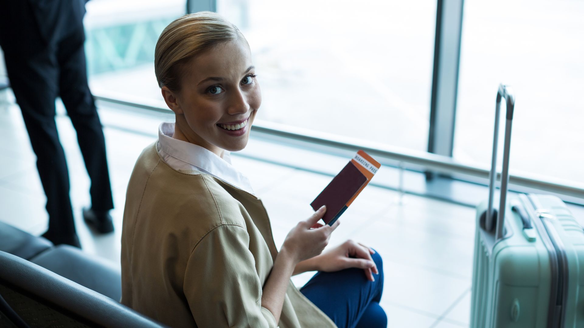 Una persona con un billete de avión en la mano esperando para embarcar Una persona con un billete de avión en la mano esperando para embarcar