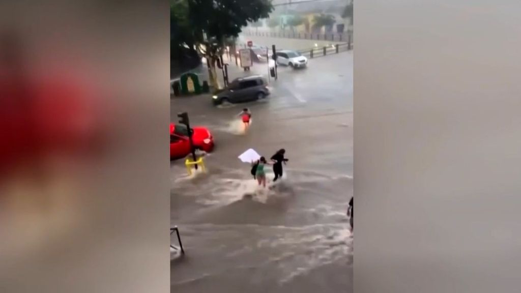 Una tormenta torrencial deja más de 60 incidencias en solo unas horas en Jaén: garajes inundados y ciudadanos por los suelos