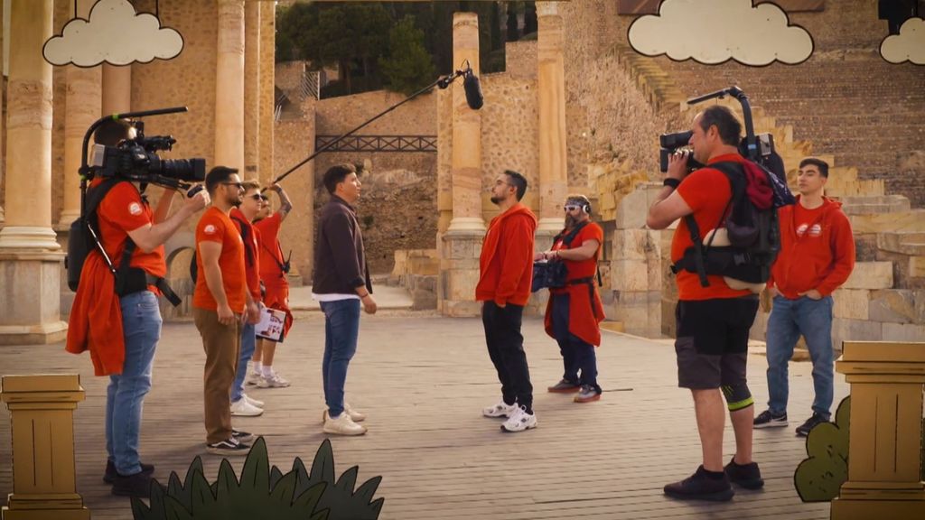 El original recibimiento del equipo de 'Lo sabe, no lo sabe' a Xuso Jones en Cartagena
