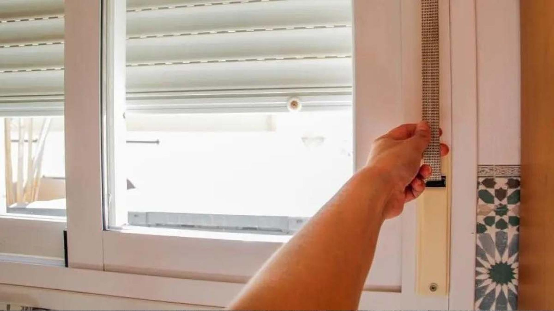 Bajar las persianas para reducir el calor Bajar las persianas para reducir el calor