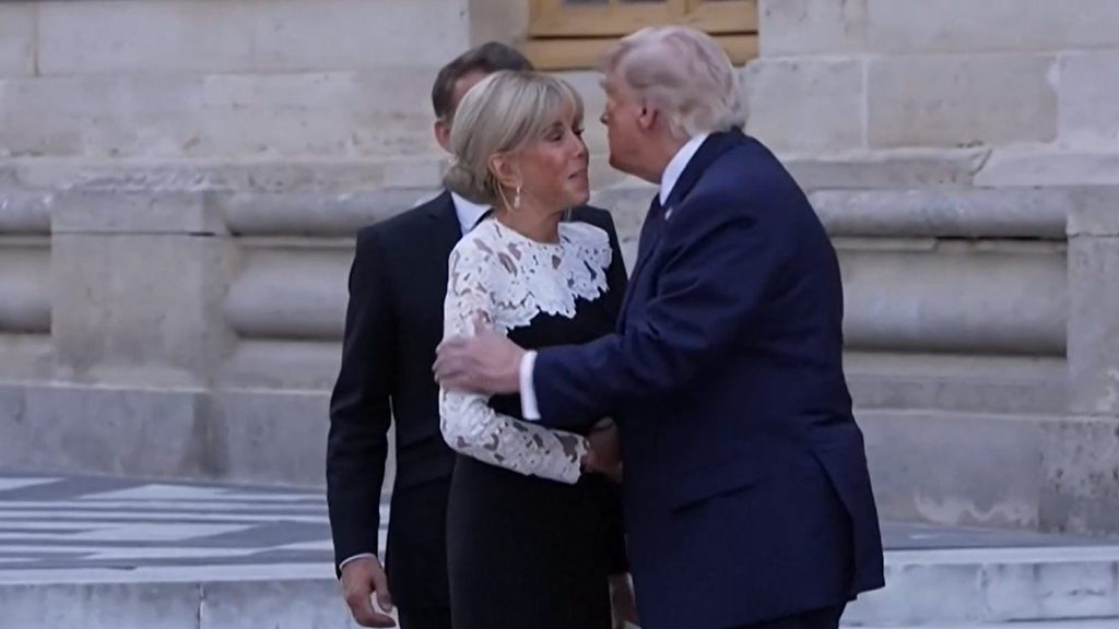 El Palacio de Versalles, guiños a Brigitte Macron y su rotulador para firmar: los detalles de la puesta en escena de Trump para sellar el pacto con Irán