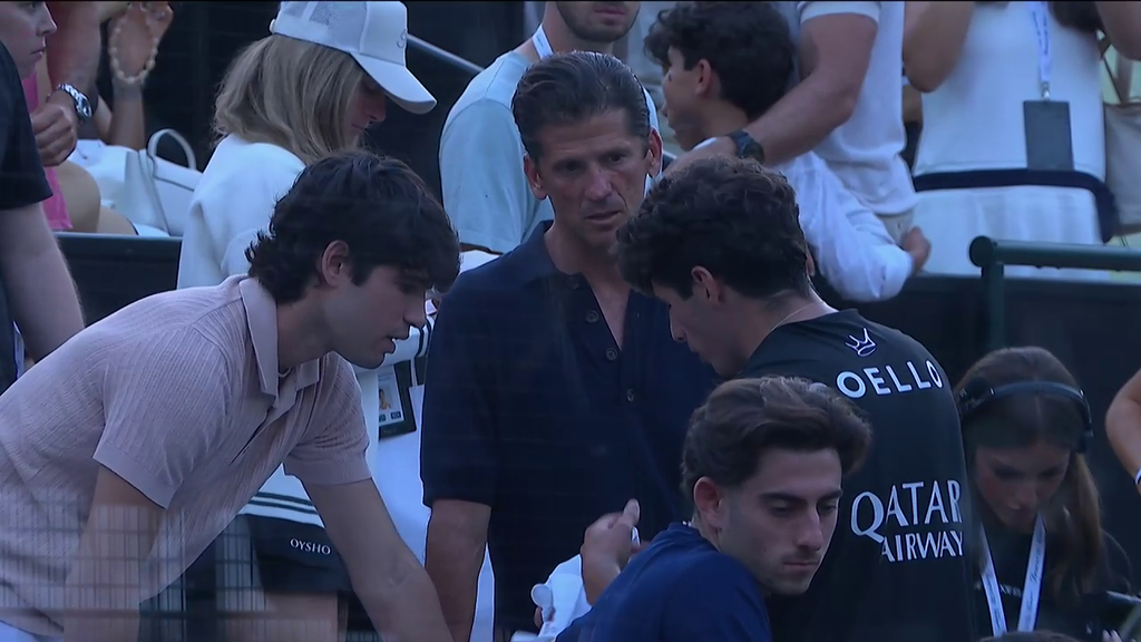 El momentazo de la Reserve Cup 2026: Carlos Alcaraz le pregunta a Arturo Coello por su muñeca nada más terminar el partido