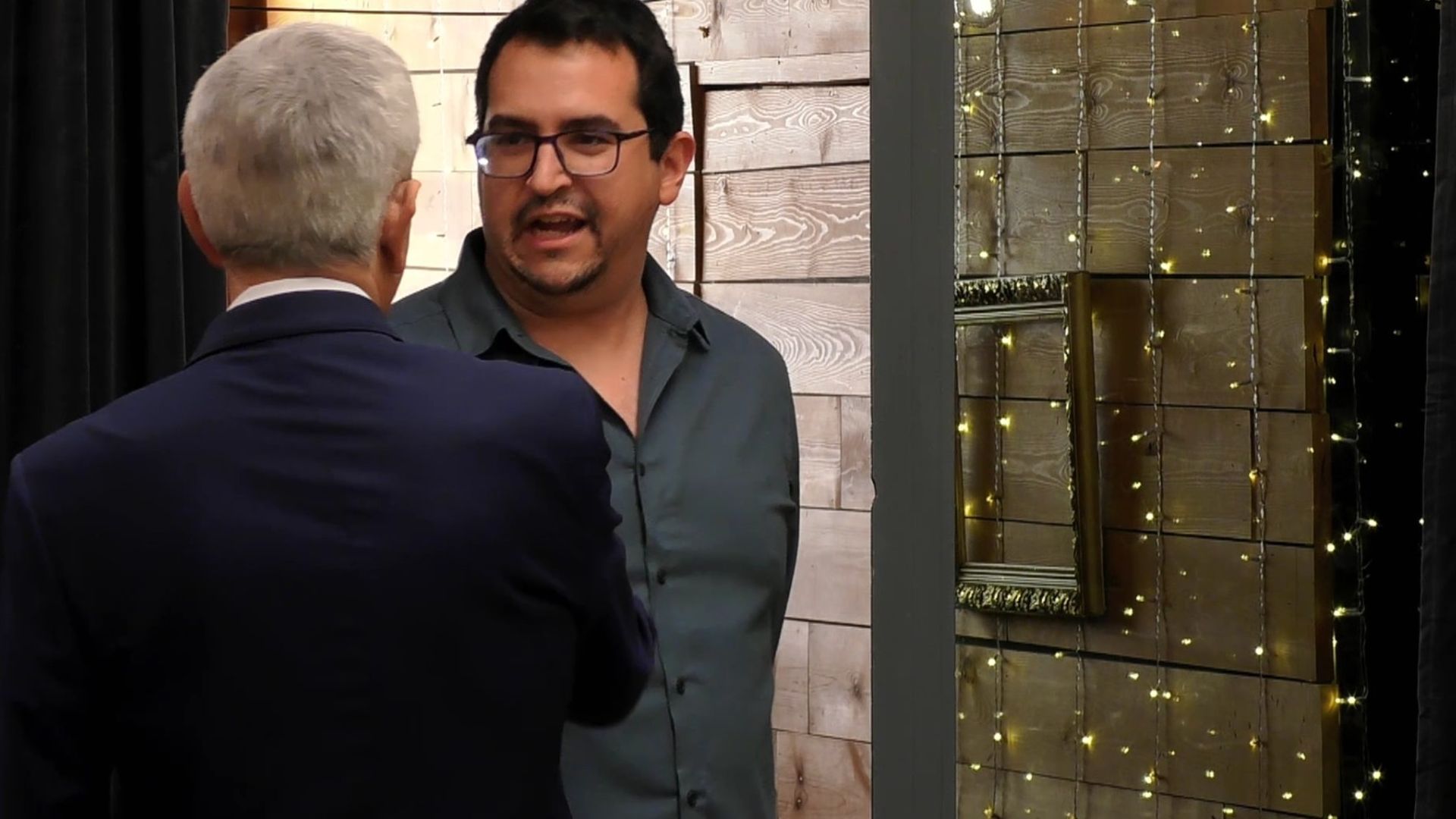 Carlos Sobera se parte de risa ante las palabras de un soltero al verle: "Vine una vez y no estabas... es como si vas a Disney y no está Mickey Mouse"
