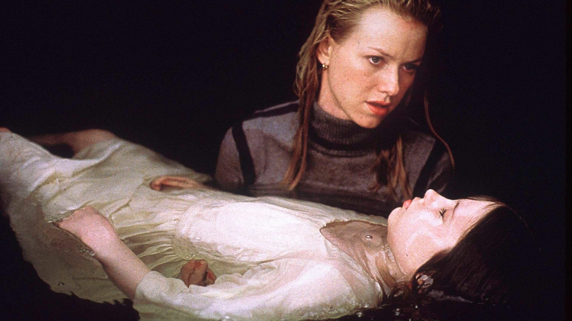 Daveigh Chase, junto a Naomi Watts en un fotograma de 'The Ring ('La señal')