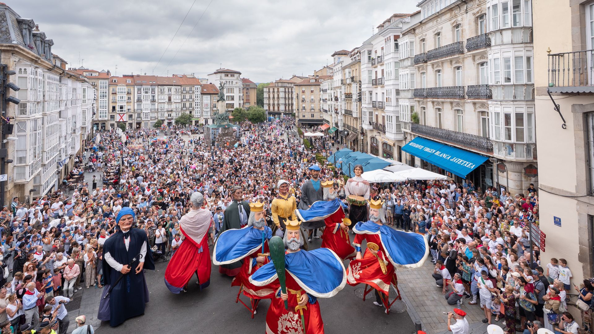 Decenas de personas durante las comparsas de gigantes y cabezudos durante las fiestas de ‘La Blanca’ Decenas de personas durante las comparsas de gigantes y cabezudos durante las fiestas de ‘La Blanca’