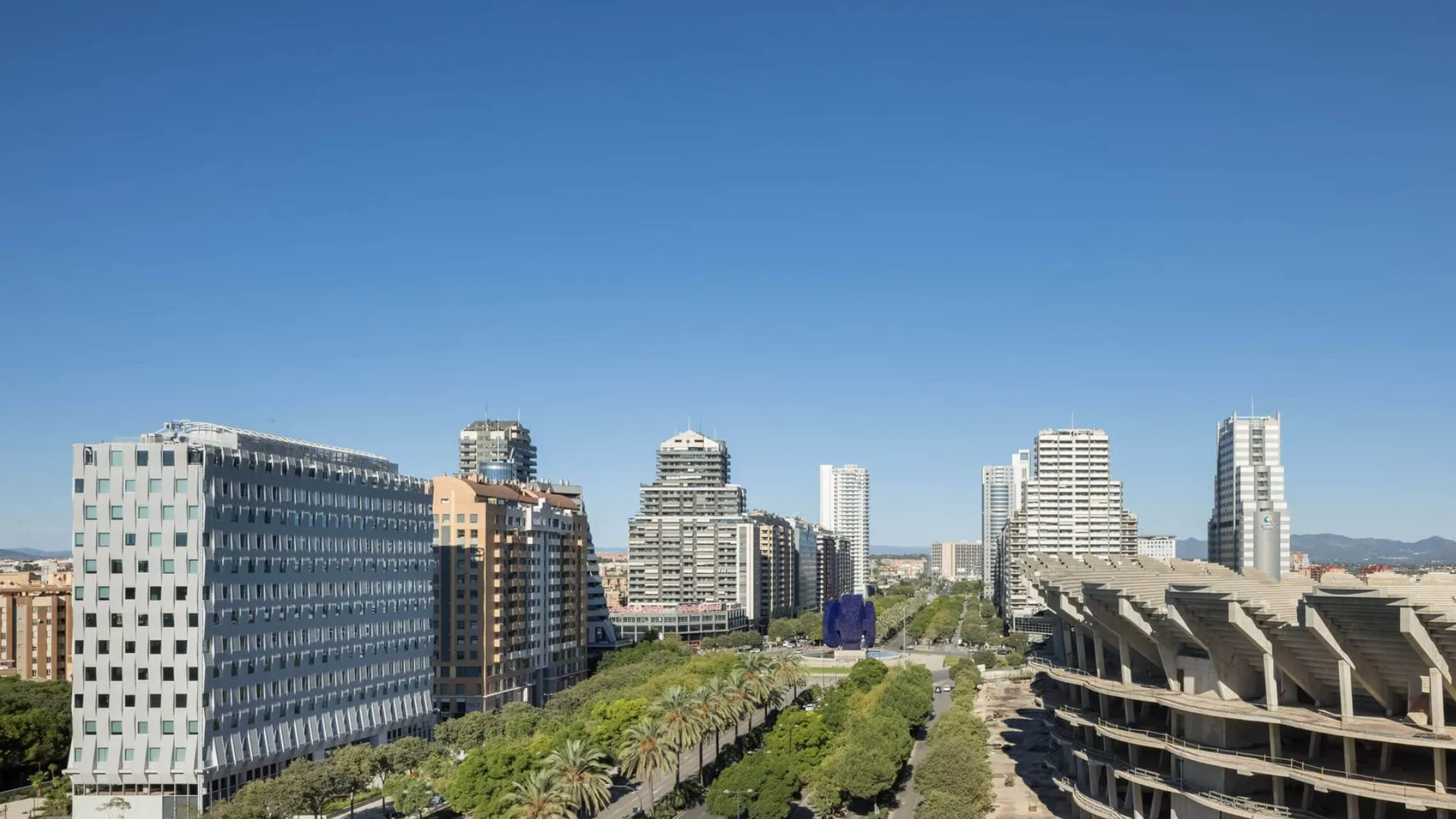 Edificio de oficinas CV-15 de AIC Equip junto al Nou Mestalla