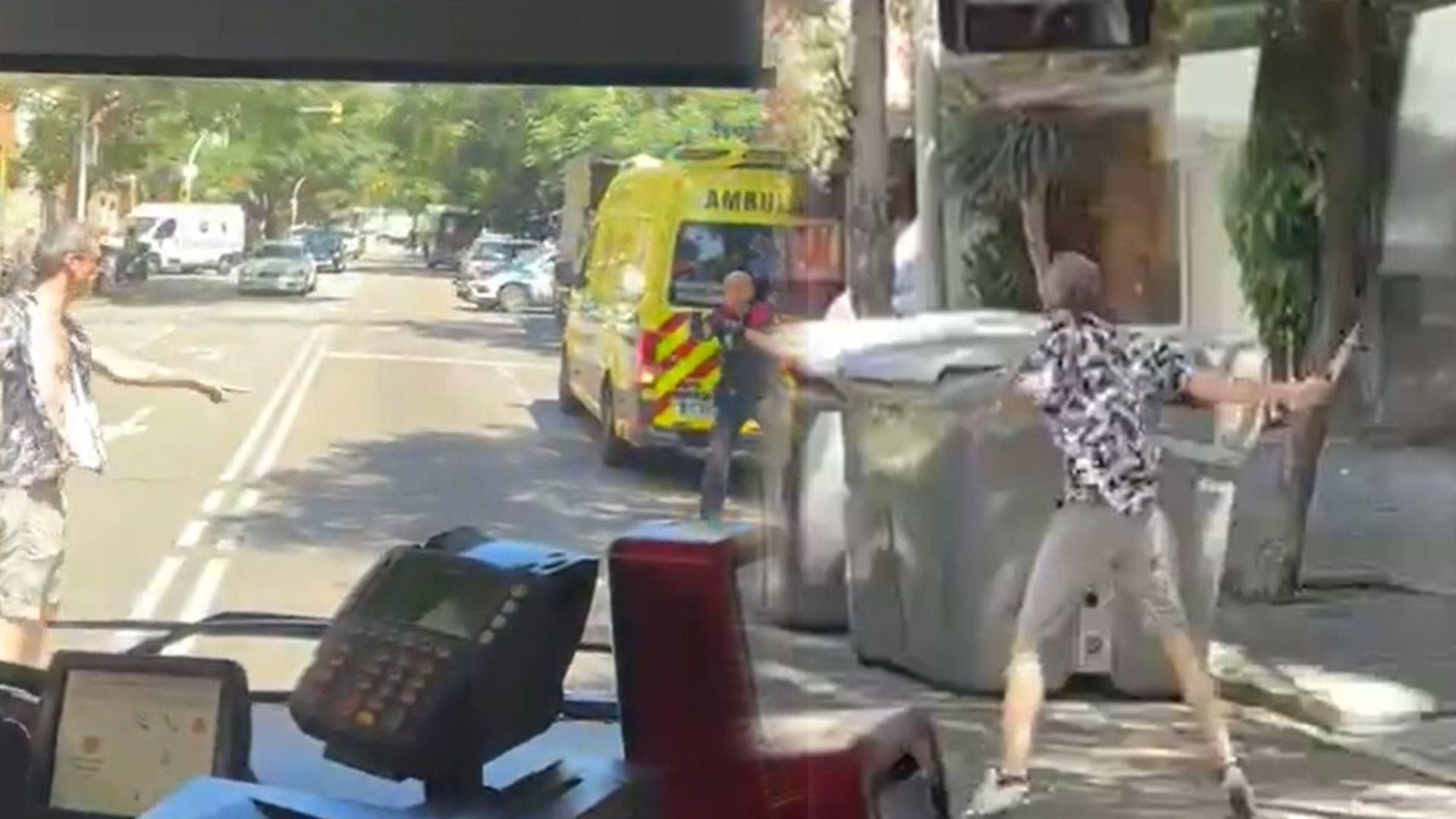El momento en el que un hombre amenaza con un cuchillo a los vecinos y agentes en la calle de Barcelona y es reducido con una pistola eléctrica El momento en el que un hombre amenaza con un cuchillo a los vecinos y agentes en la calle de Barcelona y es reducido con una pistola eléctrica