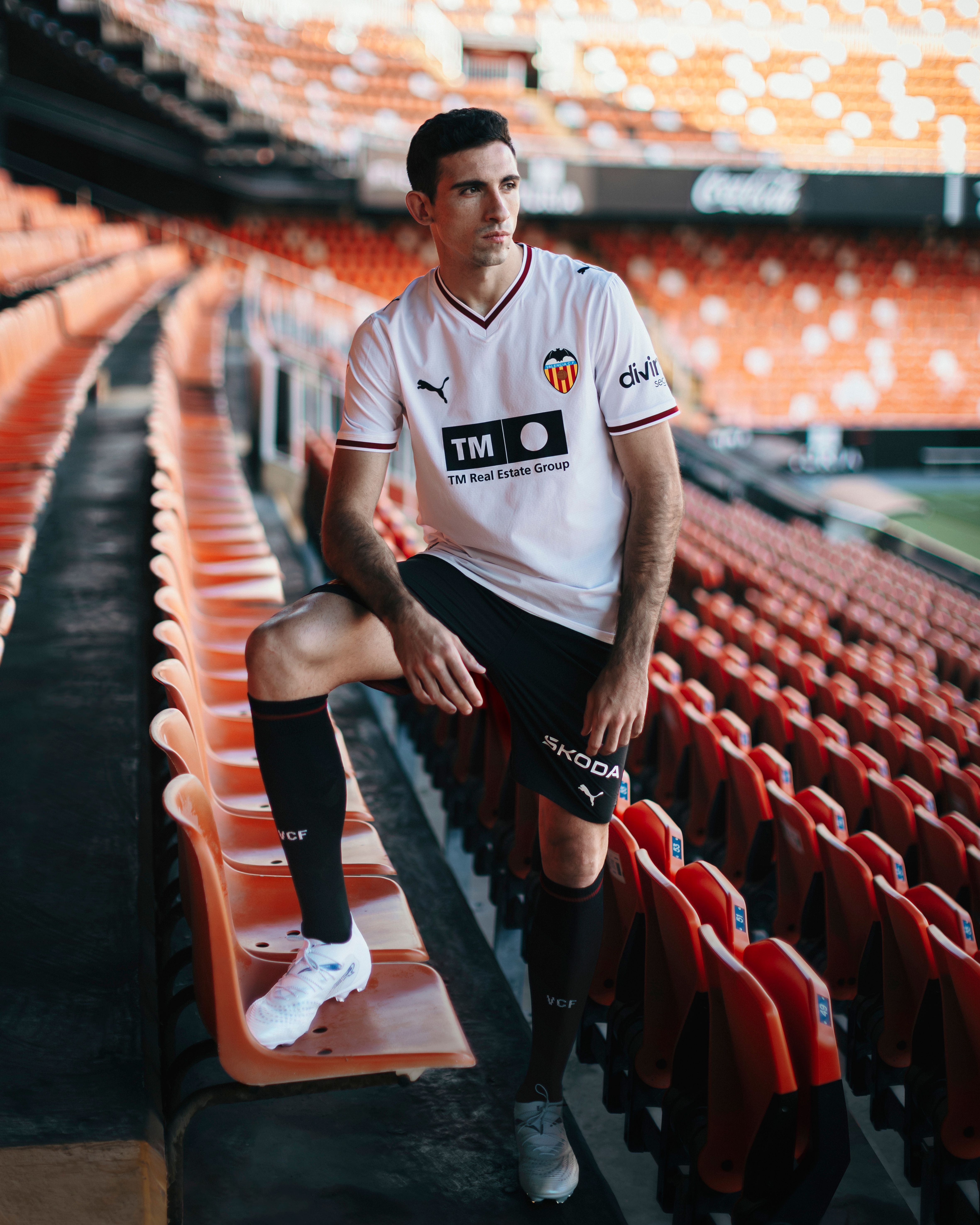 El pantalón y las medias del Valencia CF también llevan detalles rojo Torino