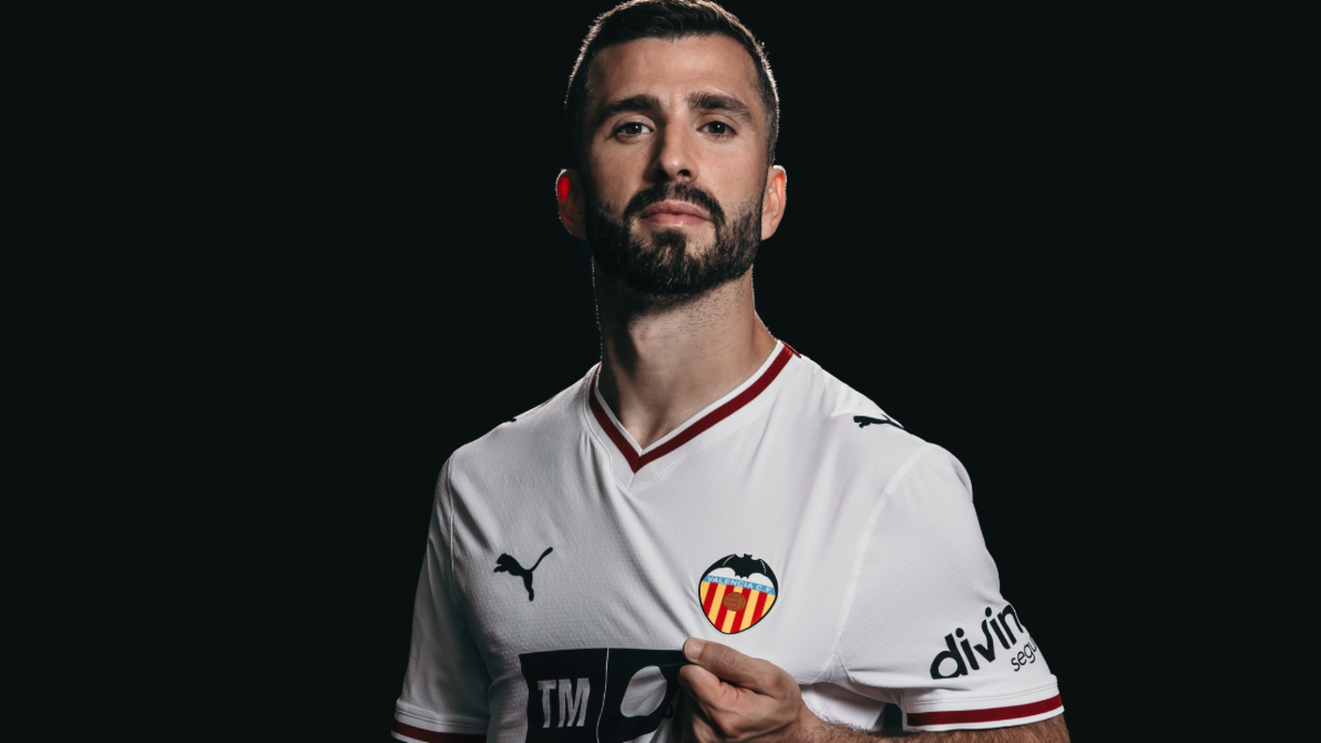 Gayà con la camiseta del Valencia CF 2026-27