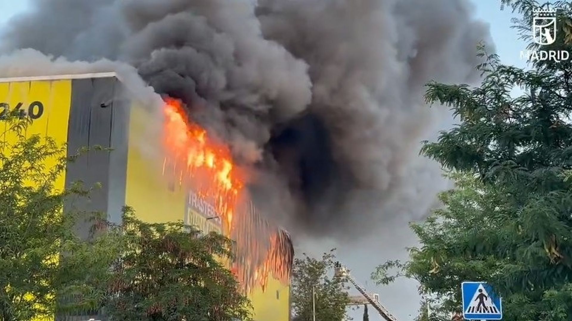 Hasta 15 dotaciones de bomberos trabajan en extinguir un incendio en una nave, próxima a una gasolinera, en Villaverde Hasta 15 dotaciones de bomberos trabajan en extinguir un incendio en una nave, próxima a una gasolinera, en Villaverde