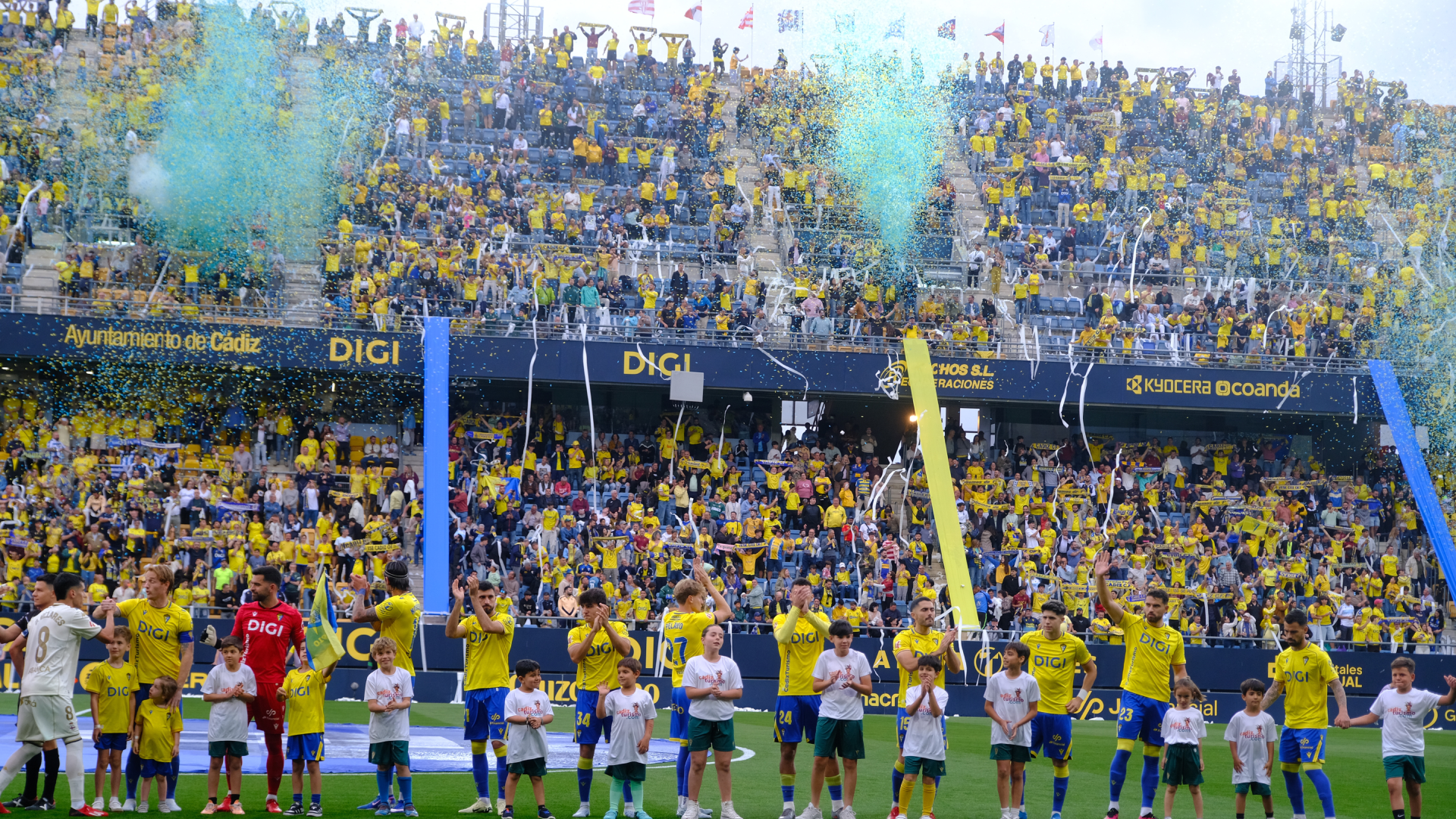 La afición del Cádiz, durante el partido ante el Deportivo La afición del Cádiz, durante el partido ante el Deportivo