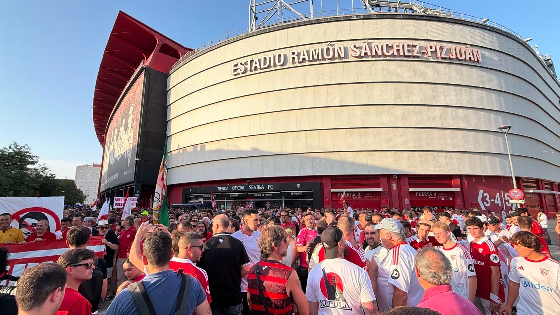 La cabecera de la manifestación del sevillismo