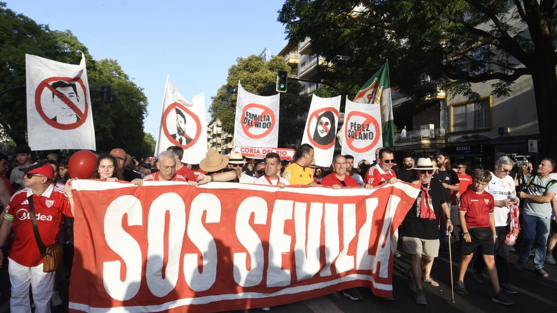 La manifestación del sevillismo contra el consejo