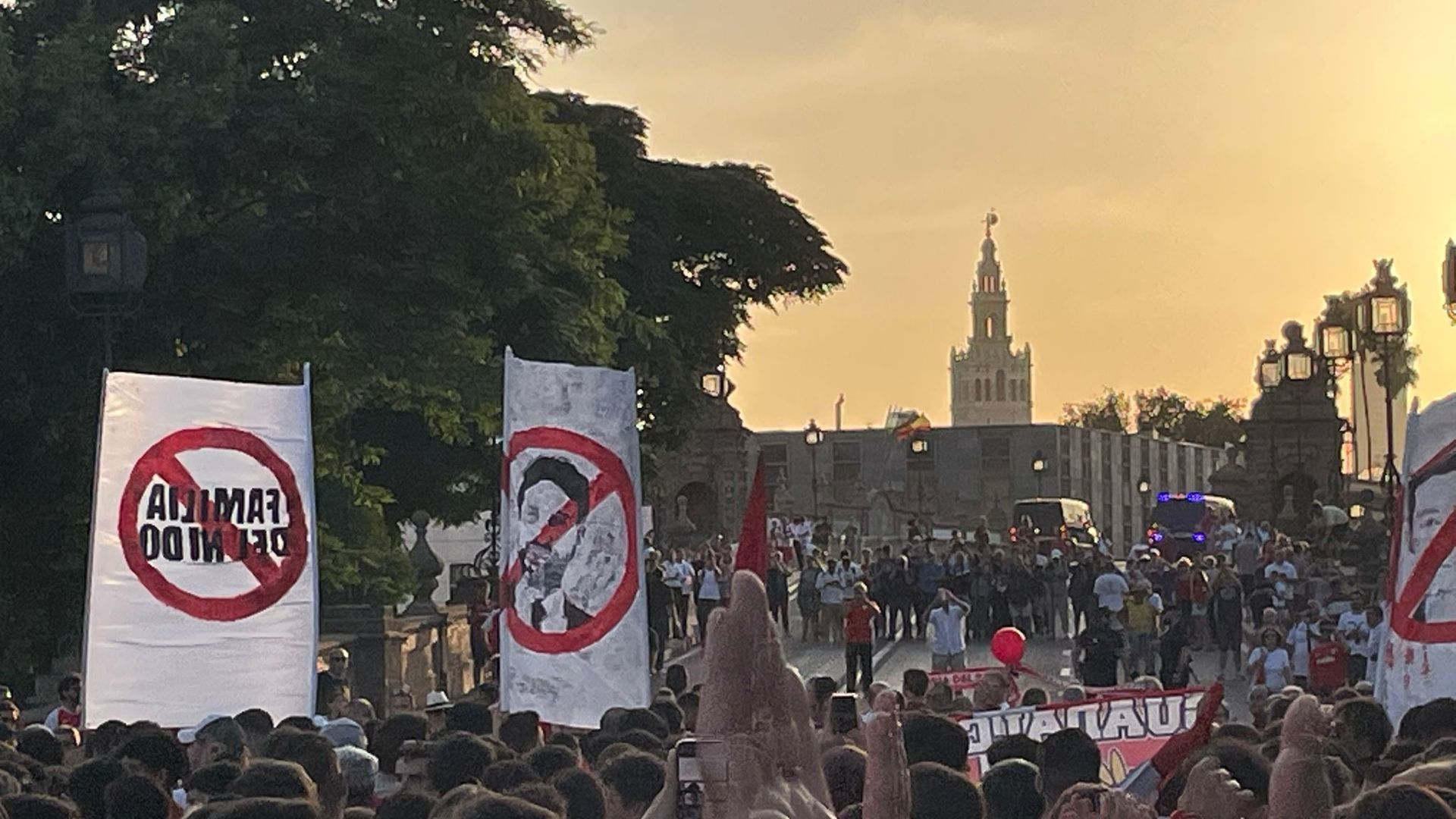 La manifestación llega al Puente de San Bernardo