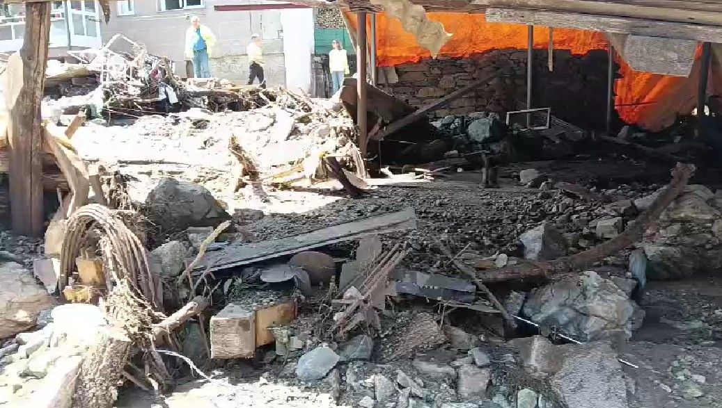 La tormenta arrasó con bajos, garajes y alpendres del pueblo de A Bouza, en Viana do Bolo