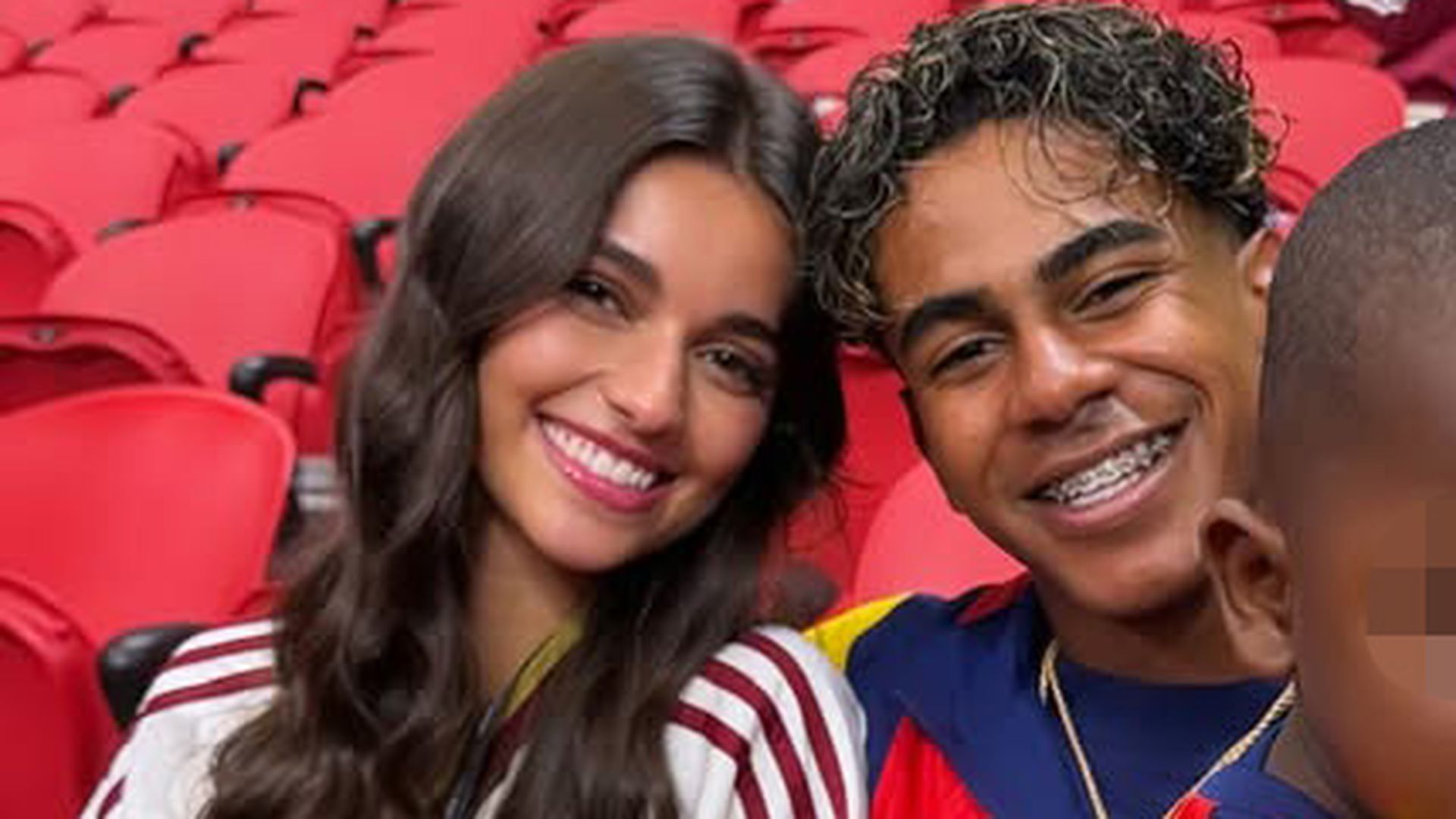 Lamine Yamal posa por primera vez con su novia, Inés García, y su hermano pequeño, Keyne, en el Mundial