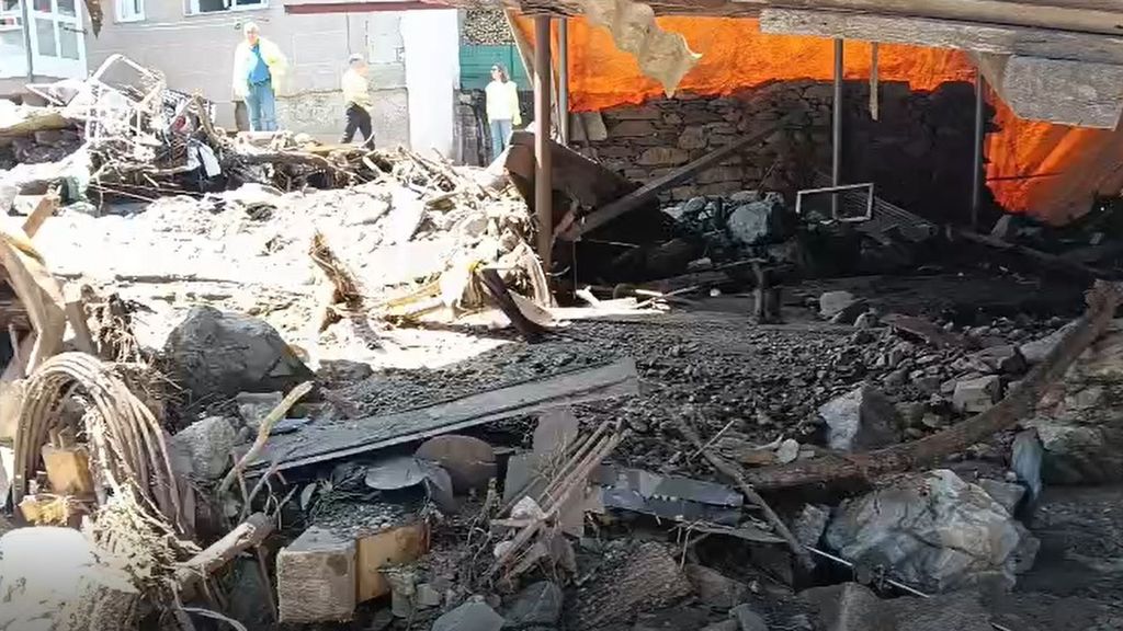 Las tormentas dejan un "paisaje dantesco" en Viana do Bolo con toneladas de piedras acumuladas