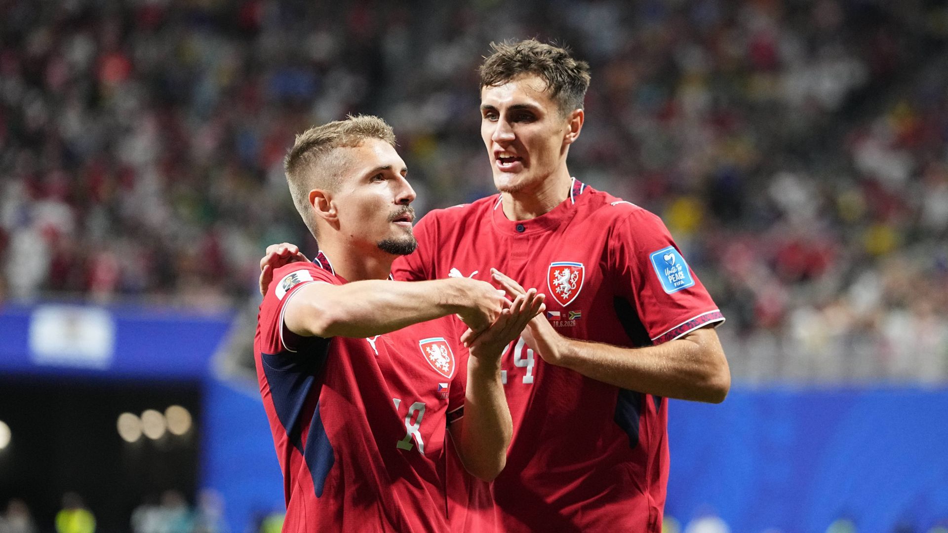 Los jugadores de la República Checa celebran un gol ante Sudáfrica.