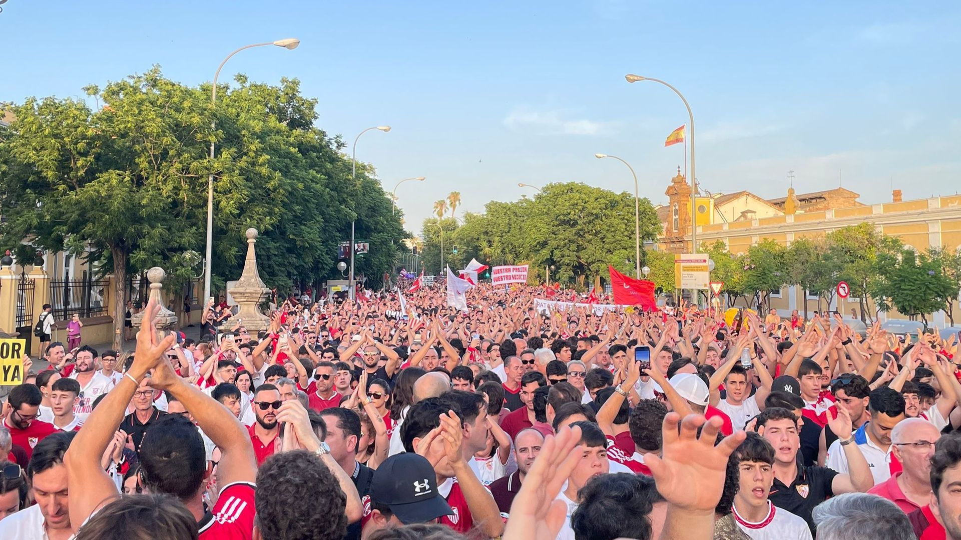Miles de sevillistas manifestándose contra el consejo