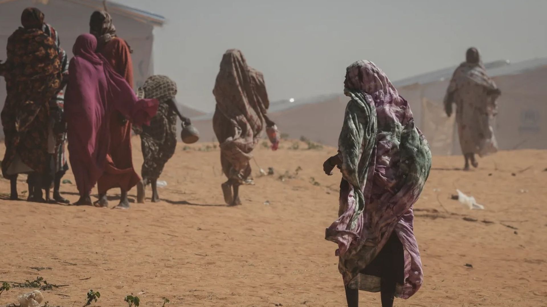 Mujeres sudanesas en un campo de refugiados en Chad. Mujeres sudanesas en un campo de refugiados en Chad.
