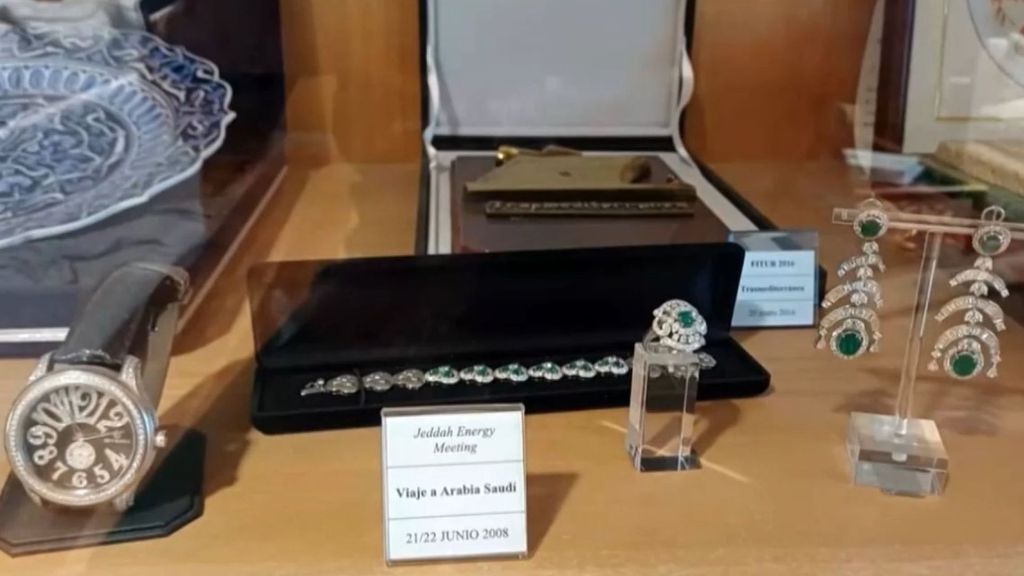 Zapatero no declaró las joyas incautadas por la UCO pero sí otros valiosos regalos que dio a Patrimonio