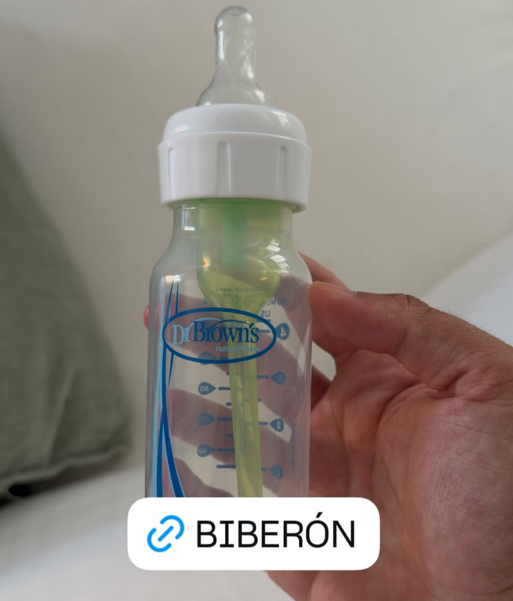 Rodri muestra el biberón que utiliza para su bebé en sus redes sociales