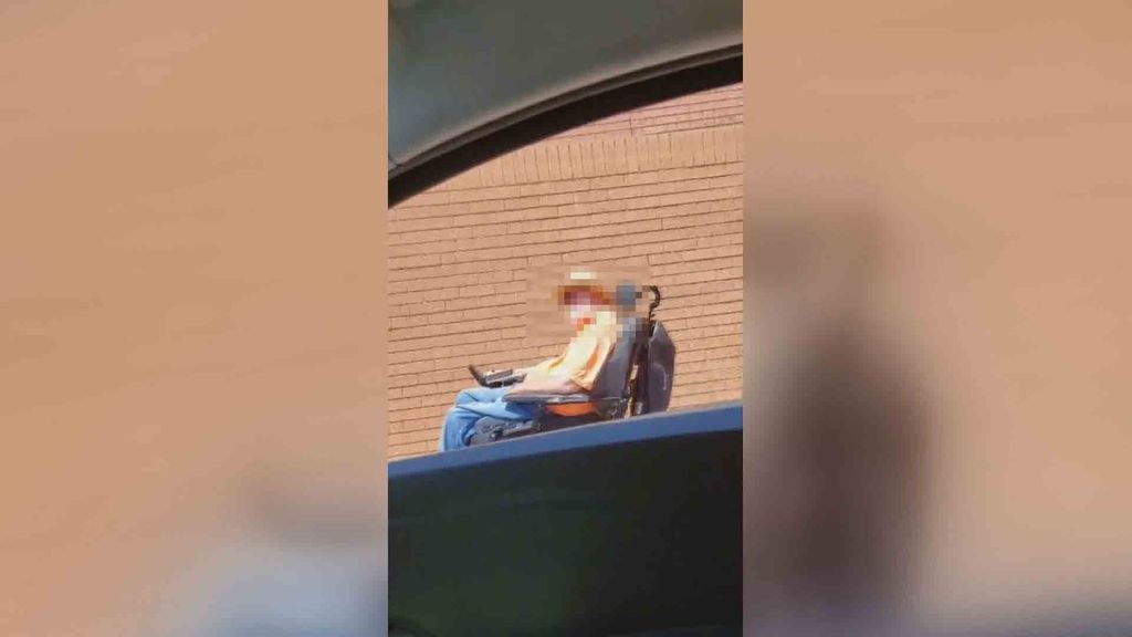 Un hombre en silla de ruedas circula por la ronda litoral de Barcelona