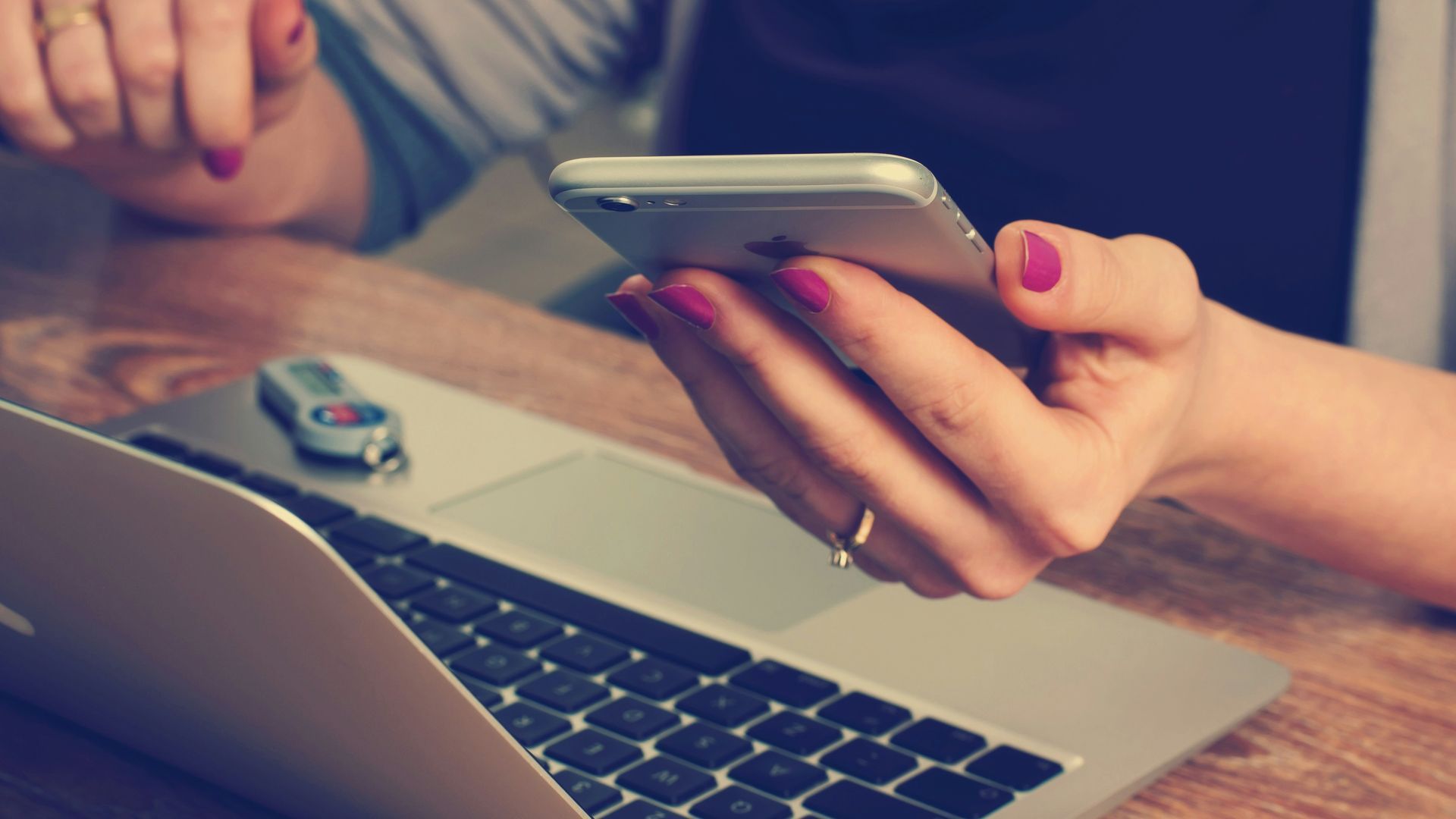 telefono distanciando hijos adultos unsplash telefono distanciando hijos adultos unsplash