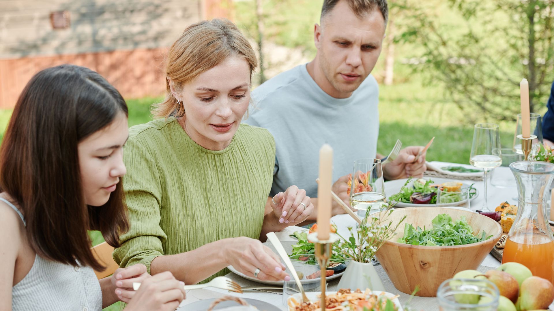 Una familia comiendo al aire libre Una familia comiendo al aire libre