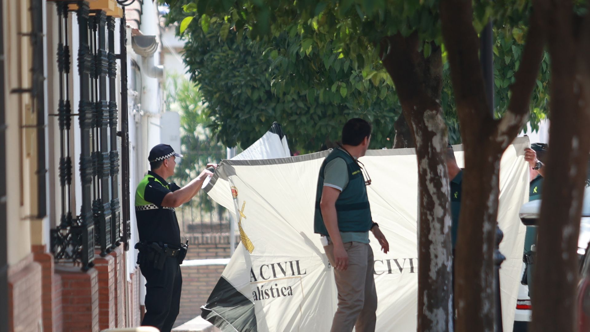 Agentes de la Guardia Civil en la vivienda de Gerena donde han hallado los cuerpos sin vida de un padre y su hija Agentes de la Guardia Civil en la vivienda de Gerena donde han hallado los cuerpos sin vida de un padre y su hija